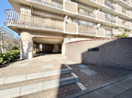 �G���g�����X �O�� �Y��ȃG���g�����X�́A���Z�҂�D�����}������Ă���܂�  �@