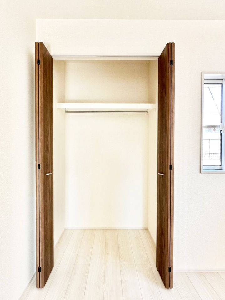 ���[ �m���̃N���[�[�b�g�B���s��������̂Ō���̈ߗނ�����������܂�܂��B