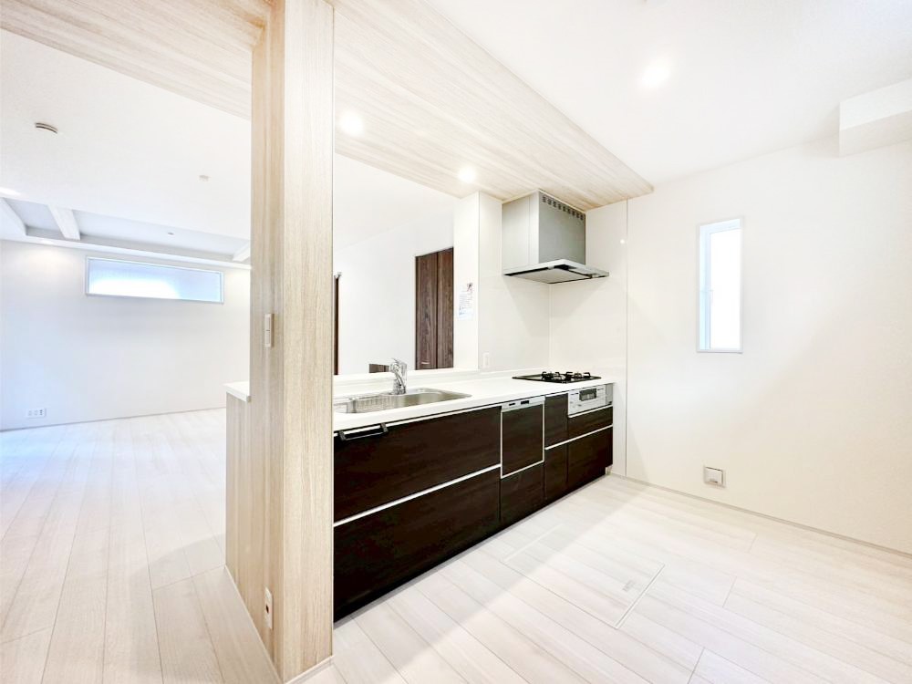 �L�b�`�� ���r���O�ŗV�Ԃ��q�l�������Ȃ��炨�������ł���ΖʃL�b�`��