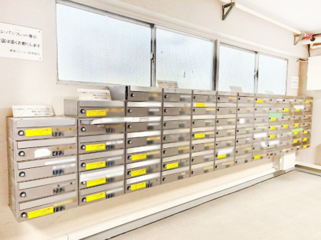 ���̑� �|�X�g�̓G���g�����X���ɂ���̂ŉJ�ɔG�ꂸ�X�ւ��󂯎��܂�