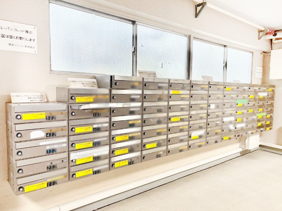 ���̑� �|�X�g�̓G���g�����X���ɂ���̂ŉJ�ɔG�ꂸ�X�ւ��󂯎��܂�