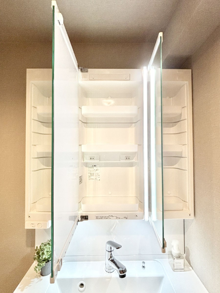 ���̑����� �O�ʋ��̗��ɁA���ϕi��q���p�i�Ȃǂ����[�\�B���ʑ����������ƕۂ��܂��I