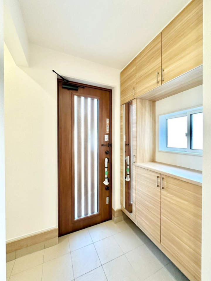 ���� �K���X�X���b�g�̓��������փh�A�������Ɍ���͂��Ă���܂��@