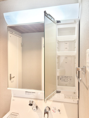 ���̑����� �O�ʋ��̗��ɁA���ϕi��q���p�i�Ȃǂ����[�\�B���ʑ����������ƕۂ��܂��I