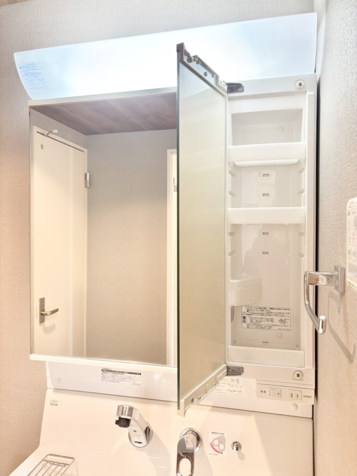 ���̑����� �O�ʋ��̗��ɁA���ϕi��q���p�i�Ȃǂ����[�\�B���ʑ����������ƕۂ��܂��I