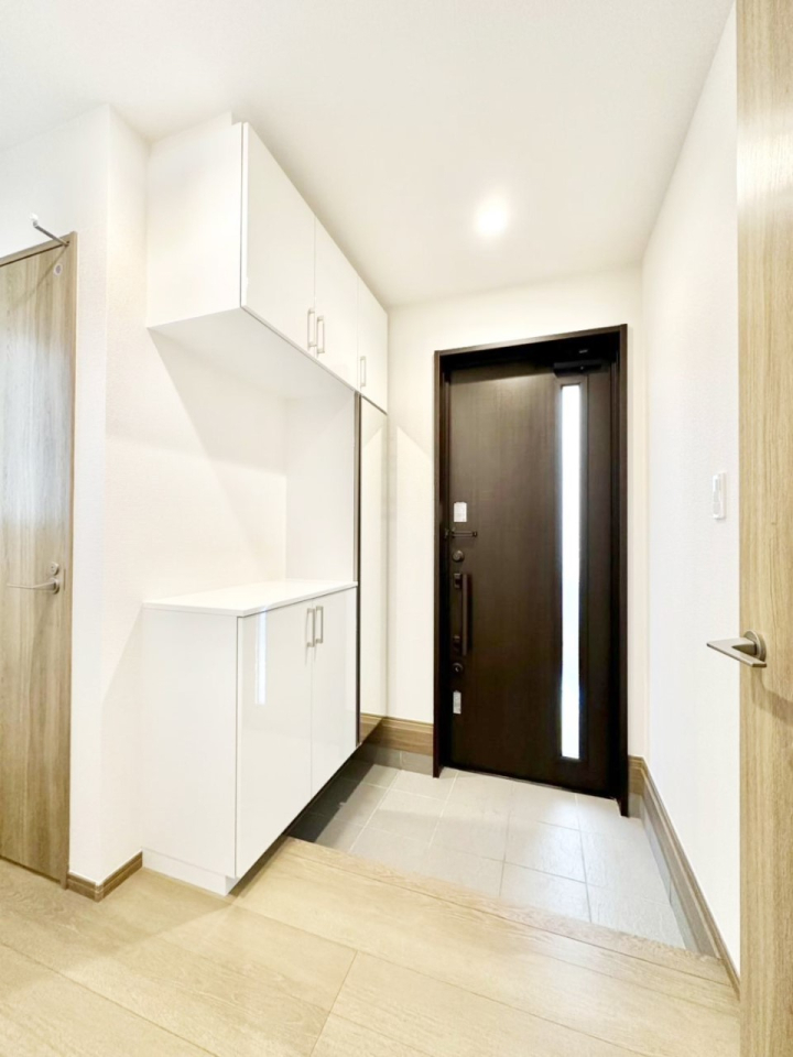 ���� �K���X�X���b�g�̓��������փh�A�������Ɍ���͂��Ă���܂�