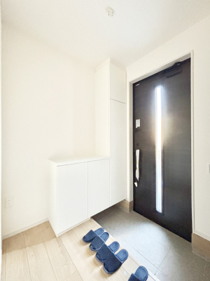 ���� �K���X�X���b�g�̓��������փh�A�������Ɍ���͂��Ă���܂�