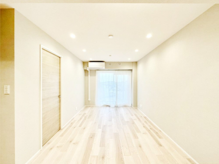 ���r���O ���R������荞�܂�A�Ƒ��c���̏ꏊ�𖾂邭���o