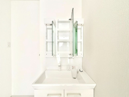 ���̑����� �O�ʋ��̗��ɁA���ϕi��q���p�i�Ȃǂ����[�\�B���ʑ����������ƕۂ��܂��I