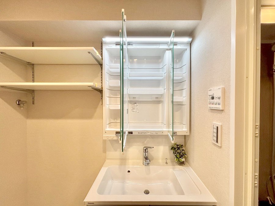 ���̑����� �O�ʋ��̗��ɁA���ϕi��q���p�i�Ȃǂ����[�\�B���ʑ����������ƕۂ��܂��I