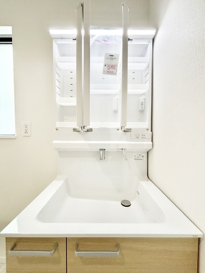 ���̑����� �O�ʋ��̗��ɁA���ϕi��q���p�i�Ȃǂ����[�\�B���ʑ����������ƕۂ��܂��I