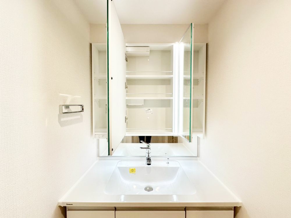 ���̑����� �O�ʋ��̗��ɁA���ϕi��q���p�i�Ȃǂ����[�\�B���ʑ����������ƕۂ��܂��I