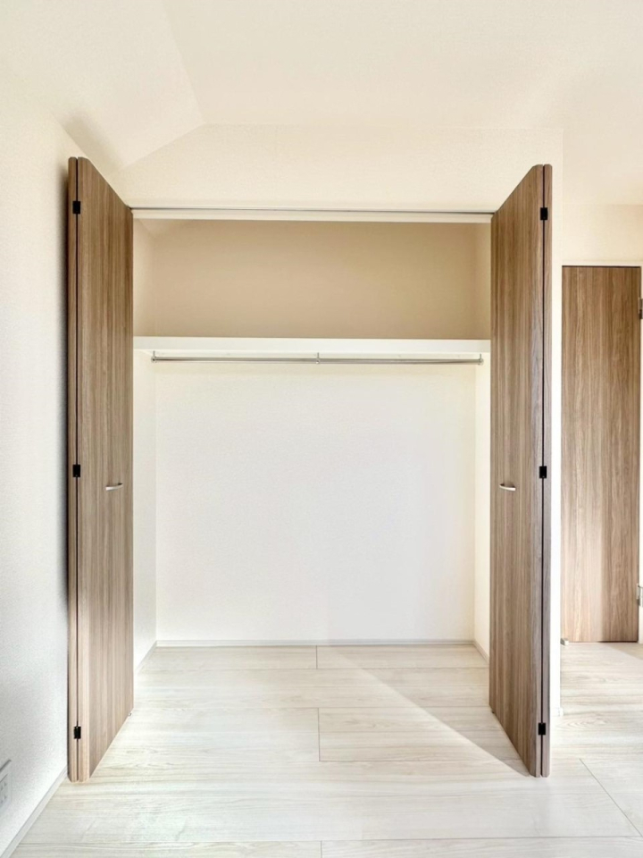 ���[ �m���̃N���[�[�b�g�B���s��������̂Ō���̈ߗނ�����������܂�܂��B