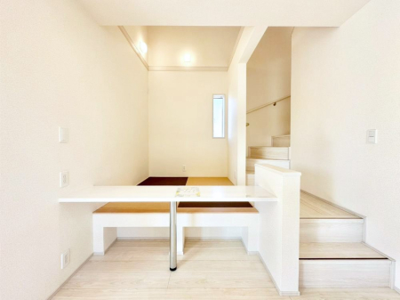 ���̑����� ���r���O�ɂ�����~���̃}���`�X�L�b�v�B�㕔�������ŊJ���I�ȃX�y�[�X�ł��B