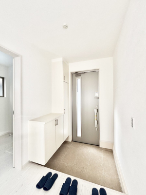 ���� �K���X�X���b�g�̓��������փh�A�������Ɍ���͂��Ă���܂�