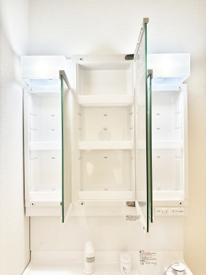 ���̑����� �O�ʋ��̗��ɁA���ϕi��q���p�i�Ȃǂ����[�\�B���ʑ����������ƕۂ��܂��I