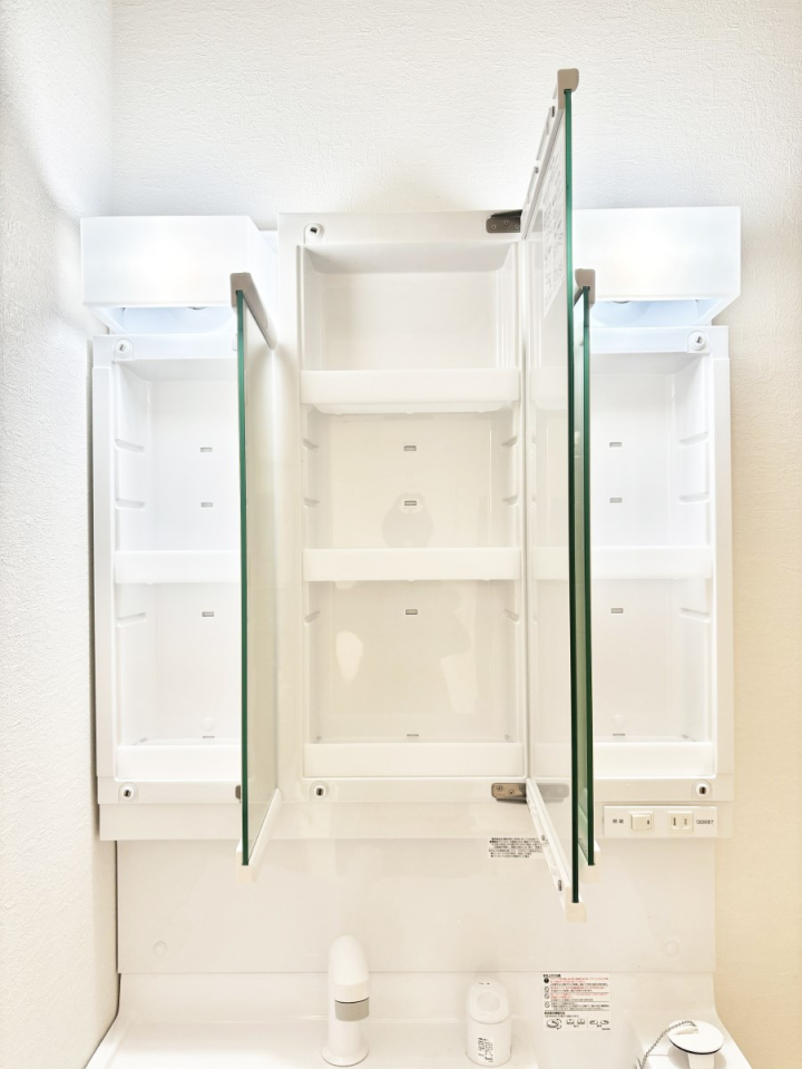 ���̑����� �O�ʋ��̗��ɁA���ϕi��q���p�i�Ȃǂ����[�\�B���ʑ����������ƕۂ��܂��I