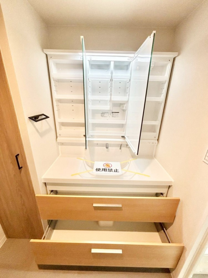 ���̑����� �O�ʋ��̗��ɁA���ϕi��q���p�i�Ȃǂ����[�\�B���ʑ����������ƕۂ��܂��I