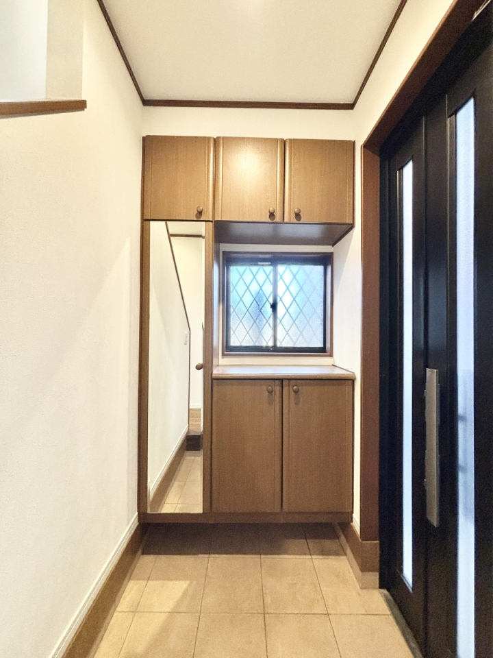 ���� �K���X�X���b�g�̓��������փh�A�������Ɍ���͂��Ă���܂��@