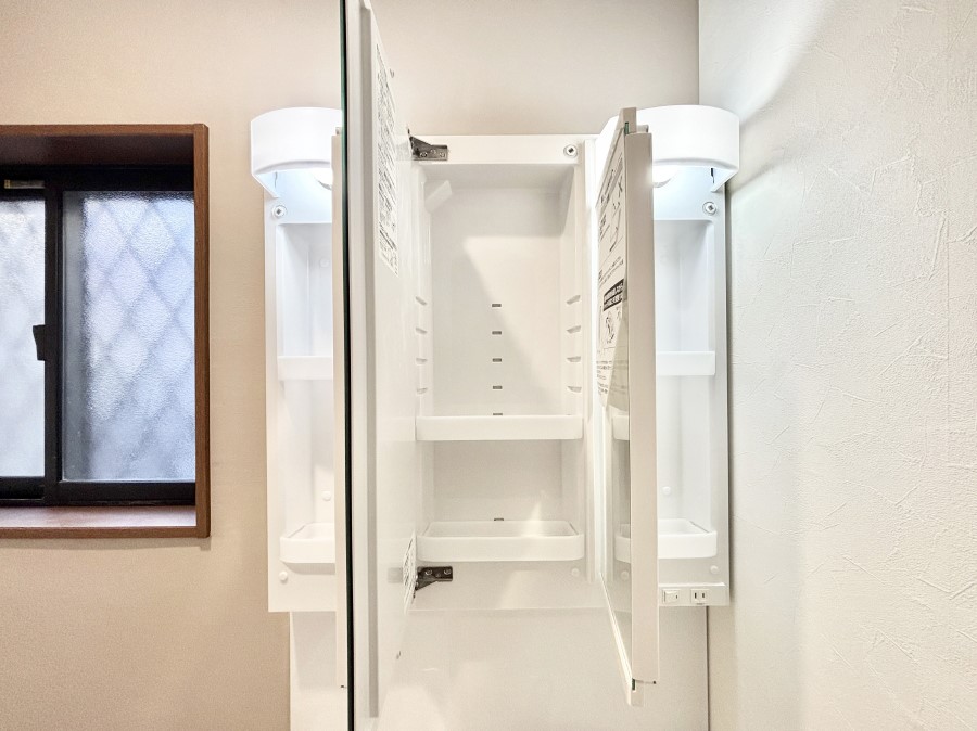 ���̑����� �O�ʋ��̗��ɁA���ϕi��q���p�i�Ȃǂ����[�\�B���ʑ����������ƕۂ��܂��I