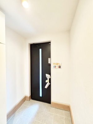 ���� �K���X�X���b�g�̓��������փh�A�������Ɍ���͂��Ă���܂�