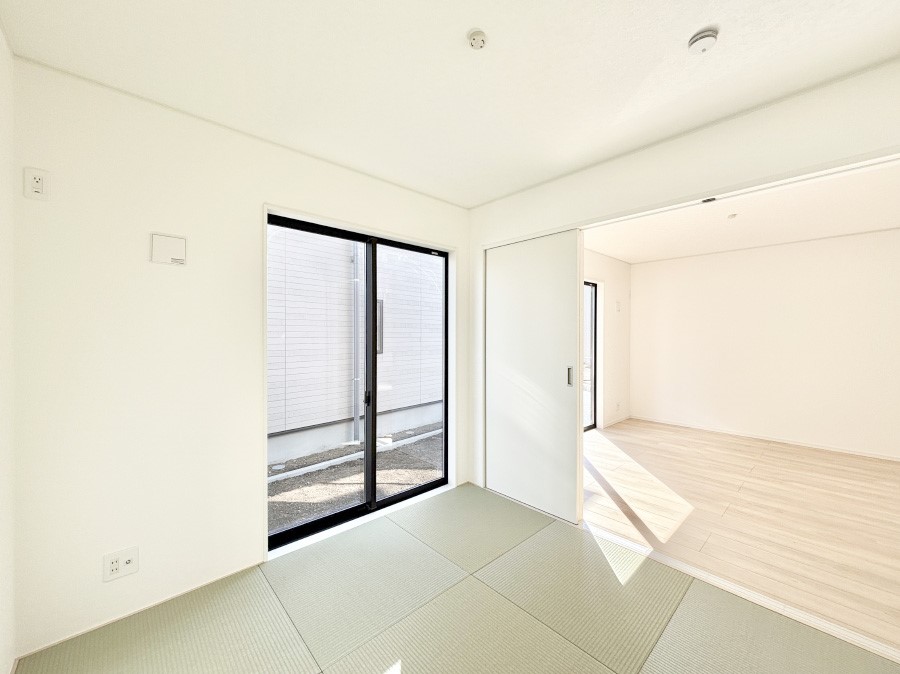 ���̑����� ���r���O�Ɨׂ荇���Ă���a���B�ق��ƈꑧ�ł���a�̋�Ԃ��Y�ꂸ�ɁB 