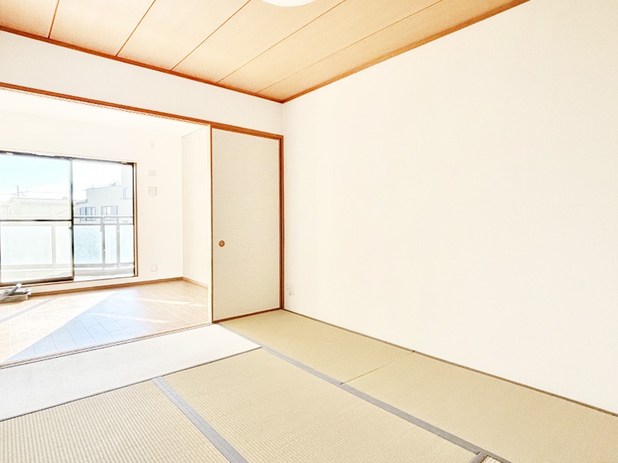 ���̑����� ���r���O�Ɨׂ荇���Ă���a���B�ق��ƈꑧ�ł���a�̋�Ԃ��Y�ꂸ�ɁB   