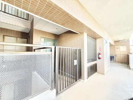 ���� ���փh�A�̑O������ŋ�؂�ꂽ�|�[�`�B�v���C�o�V�[������Ėh�Ɩʂ����S�ł��B