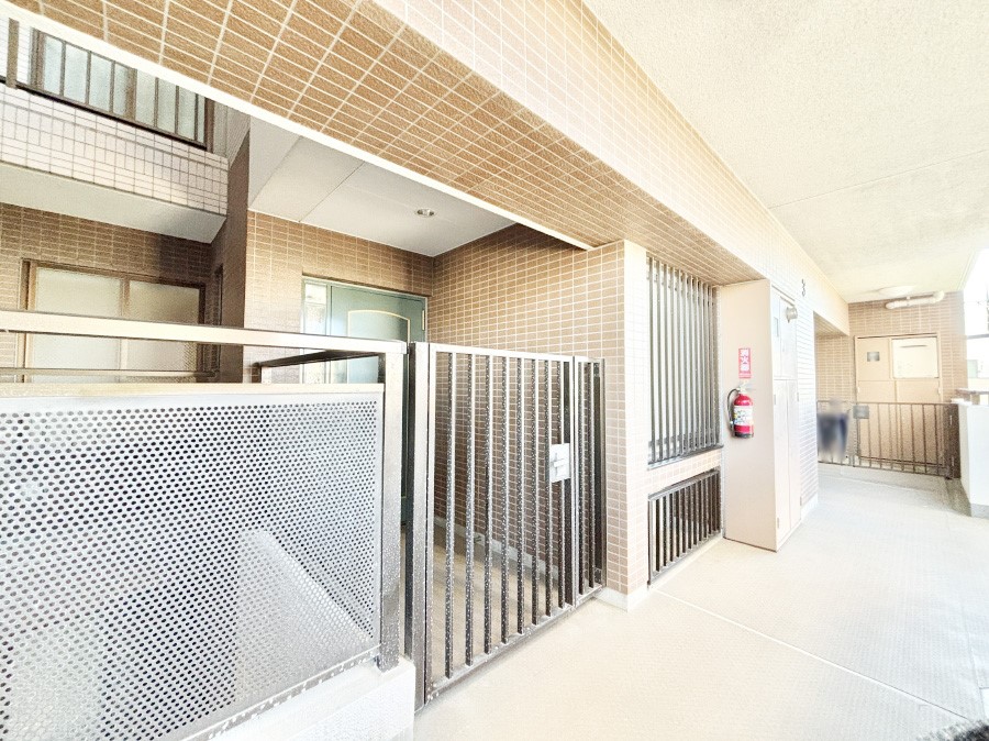 ���� ���փh�A�̑O������ŋ�؂�ꂽ�|�[�`�B�v���C�o�V�[������Ėh�Ɩʂ����S�ł��B