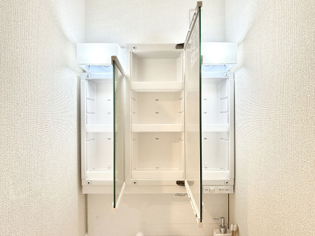 ���̑����� �O�ʋ��̗��ɁA���ϕi��q���p�i�Ȃǂ����[�\�B���ʑ����������ƕۂ��܂��I