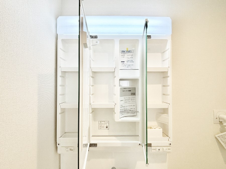 ���̑����� �O�ʋ��̗��ɁA���ϕi��q���p�i�Ȃǂ����[�\�B���ʑ����������ƕۂ��܂��I