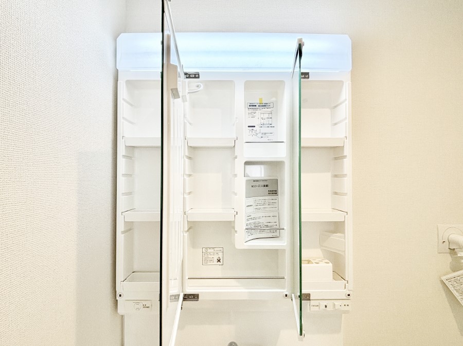 ���̑����� �O�ʋ��̗��ɁA���ϕi��q���p�i�Ȃǂ����[�\�B���ʑ����������ƕۂ��܂��I