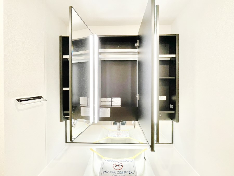 ���̑����� �O�ʋ��̗��ɁA���ϕi��q���p�i�Ȃǂ����[�\�B���ʑ����������ƕۂ��܂��I