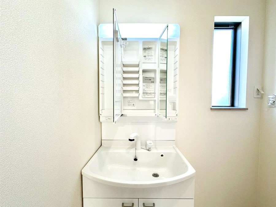 ���̑����� �O�ʋ��̗��ɁA���ϕi��q���p�i�Ȃǂ����[�\�B���ʑ����������ƕۂ��܂��I