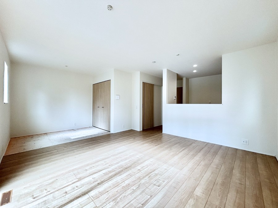 ̑ Ƒ̏Ί炪RƐ܂ĂAȕ͋C̃_CjOɎdオĂ܂B