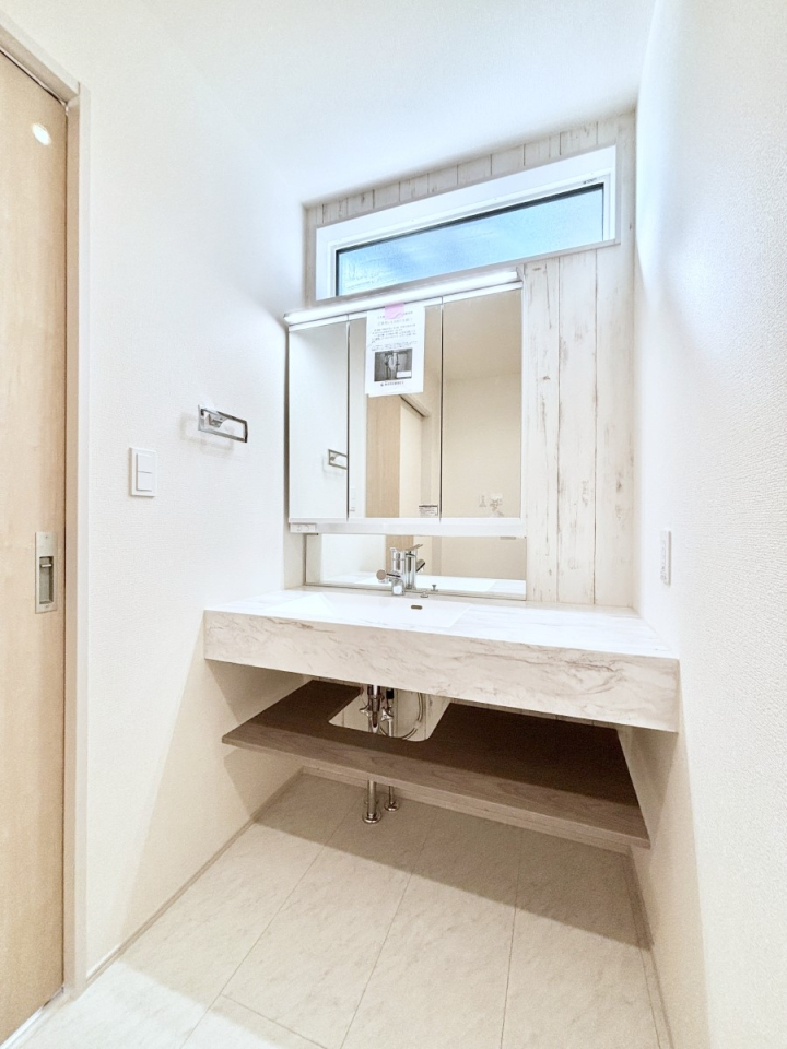 ���ʑ�E���ʏ� �O�ʋ��̗��ɁA���ϕi��q���p�i�Ȃǂ����[�\�B���ʑ����������ƕۂ��܂��I  