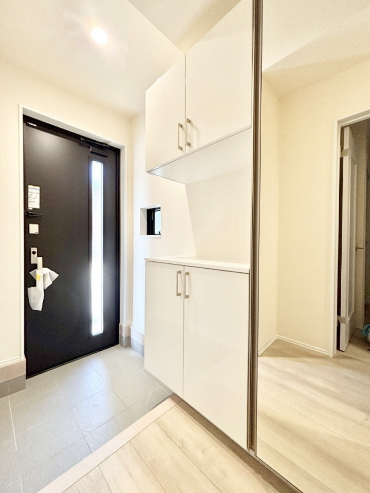 ���� �K���X�X���b�g�̓��������փh�A�������Ɍ���͂��Ă���܂�