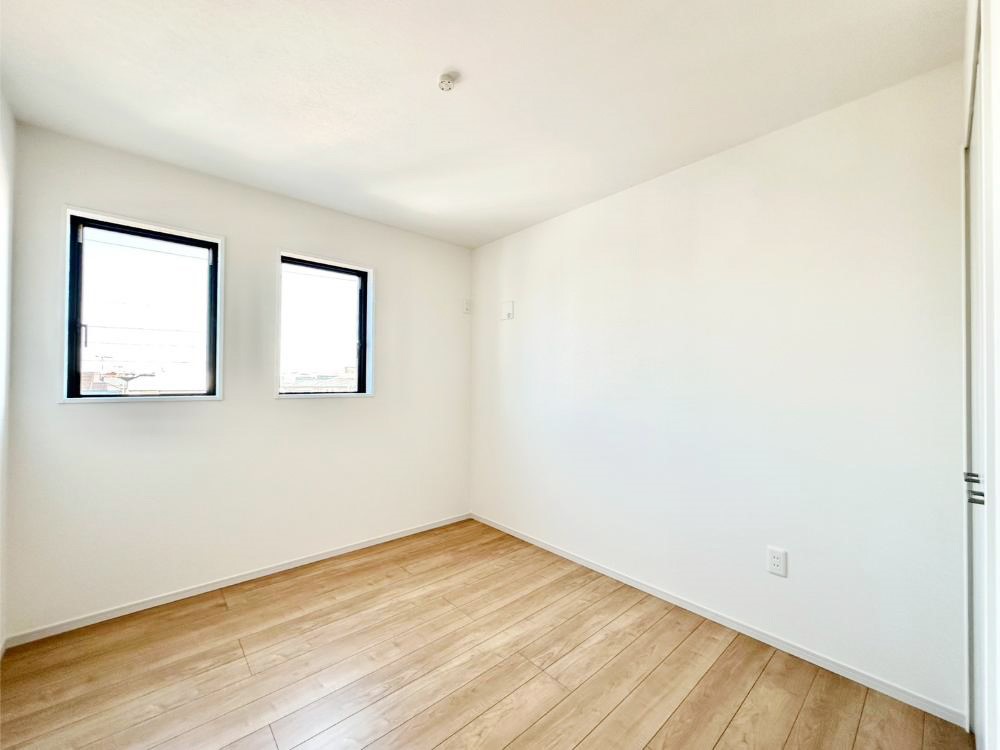 ���̑����� �i�`�������ȃt���[�����O�͂ǂ�ȃC���e���A�ɂ��}�b�`�B  �@