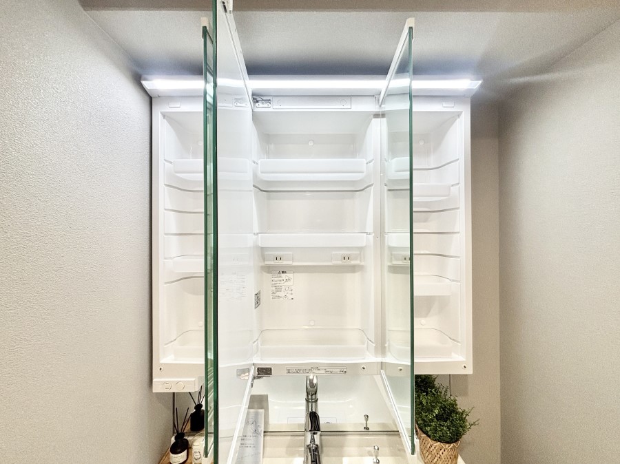 ���̑����� �O�ʋ��̗��ɁA���ϕi��q���p�i�Ȃǂ����[�\�B���ʑ����������ƕۂ��܂��I