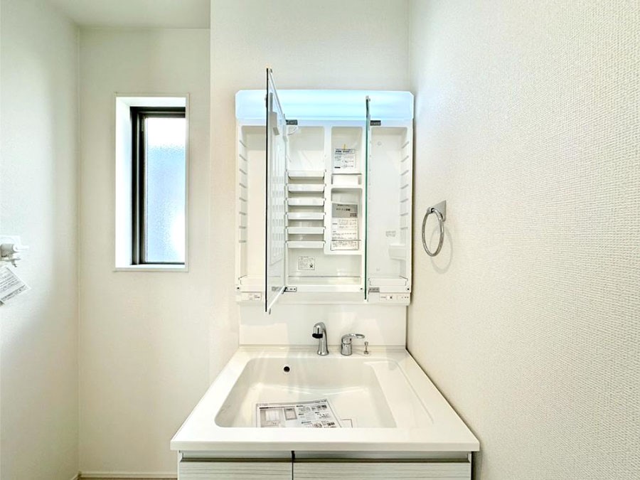 ���̑����� �O�ʋ��̗��ɁA���ϕi��q���p�i�Ȃǂ����[�\�B���ʑ����������ƕۂ��܂��I