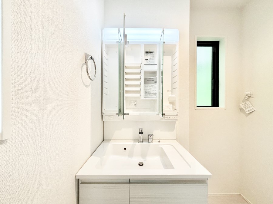 ���ʑ�E���ʏ� �O�ʋ��̗��ɁA���ϕi��q���p�i�Ȃǂ����[�\�B���ʑ����������ƕۂ��܂��I  