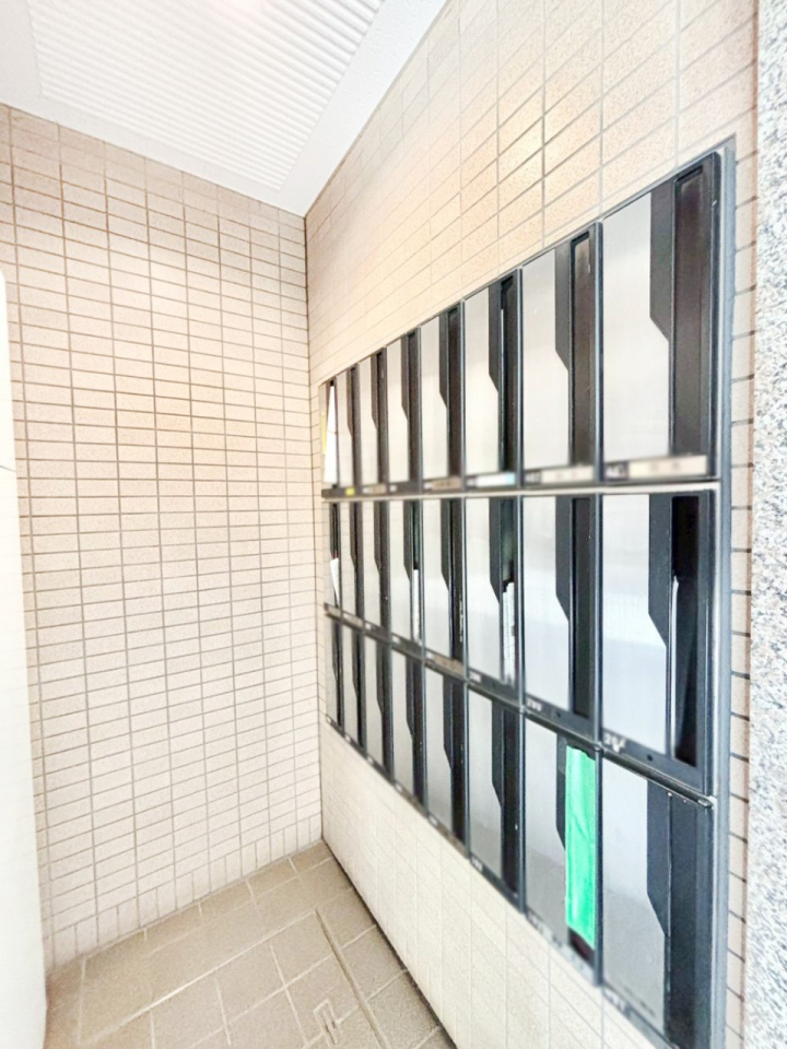 ���̑� �|�X�g�̓G���g�����X���ɂ���̂ŉJ�ɔG�ꂸ�X�ւ��󂯎��܂��ˁI