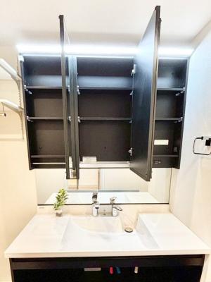 ���̑����� �O�ʋ��̗��ɁA���ϕi��q���p�i�Ȃǂ����[�\�B���ʑ����������ƕۂ��܂��I