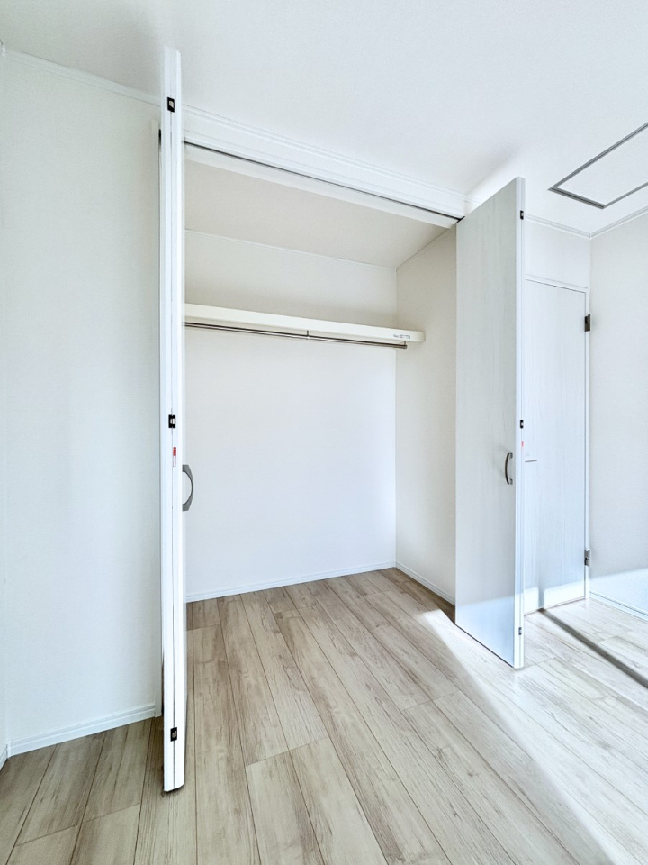 ���[ �m���̃N���[�[�b�g�B���s��������̂Ō���̈ߗނ�����������܂�܂��B