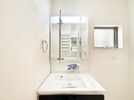 ���ʑ�E���ʏ� �O�ʋ��̗��ɁA���ϕi��q���p�i�Ȃǂ����[�\�B���ʑ����������ƕۂ��܂��I  