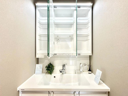 ���̑����� �O�ʋ��̗��ɁA���ϕi��q���p�i�Ȃǂ����[�\�B���ʑ����������ƕۂ��܂��I