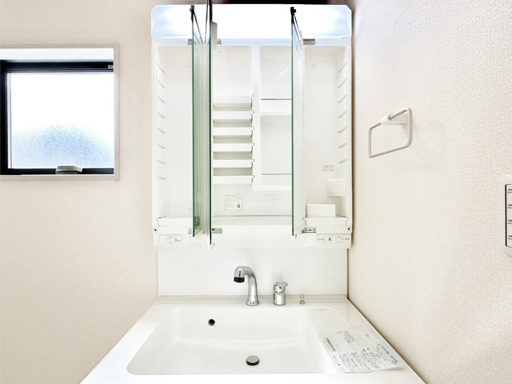 ���̑����� �O�ʋ��̗��ɁA���ϕi��q���p�i�Ȃǂ����[�\�B���ʑ����������ƕۂ��܂��I