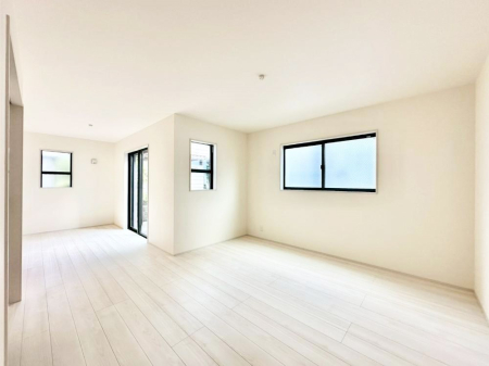 ���r���O ���Ƒ��̓��₩�Șb�����ŕ�܂�閾�邢���r���O