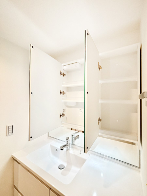 ���̑����� �O�ʋ��̗��ɁA���ϕi��q���p�i�Ȃǂ����[�\�B���ʑ����������ƕۂ��܂��I