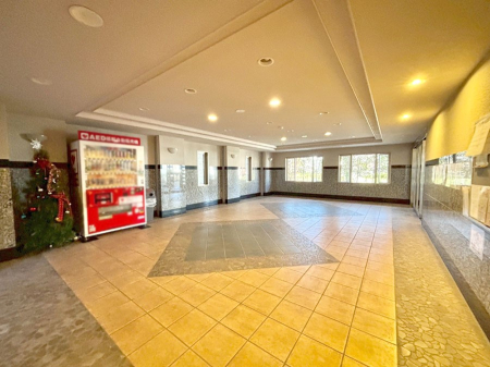 ���̑� �҂����킹�ꏊ�Ƃ��Ă��֗��ȃG���g�����X���r�[